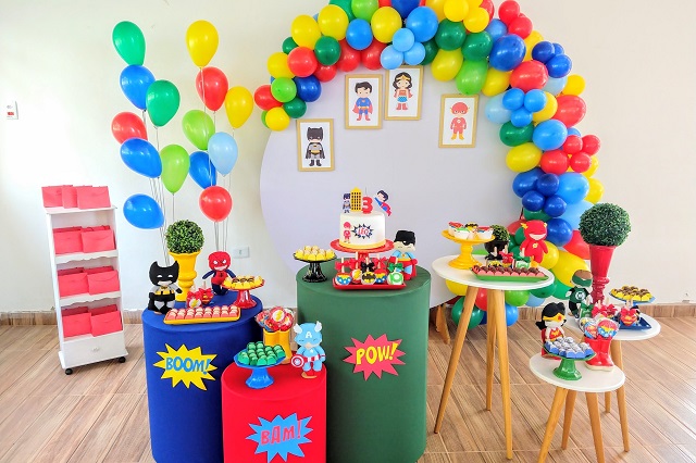 decoração vingadores com caixas de papelão