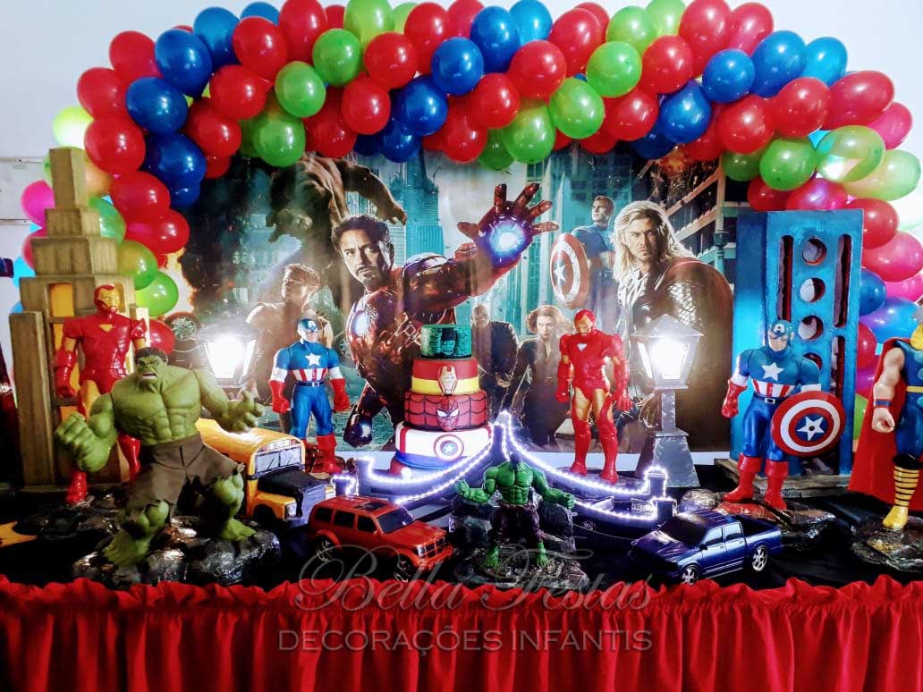 decoração vingadores com brinquedos