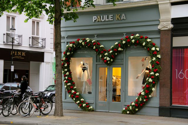 Como Criar um Mural de Memórias Emocionante na sua Vitrine de Dia das Mães