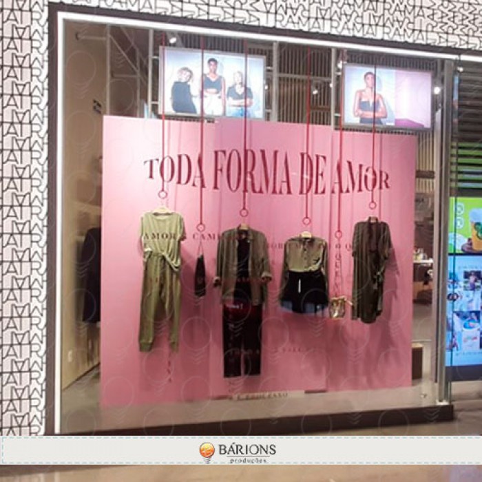 Como Criar um Mural de Memórias Emocionante na sua Vitrine de Dia das Mães