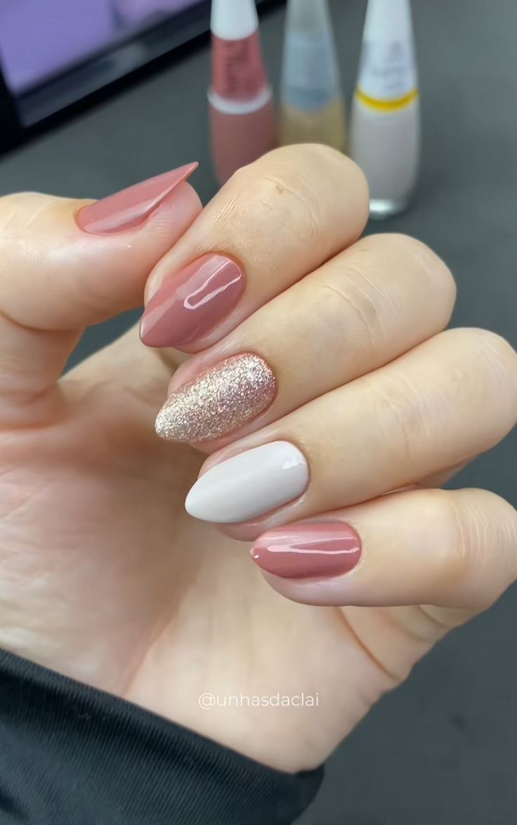 unhas delicadas e discretas para trabalho