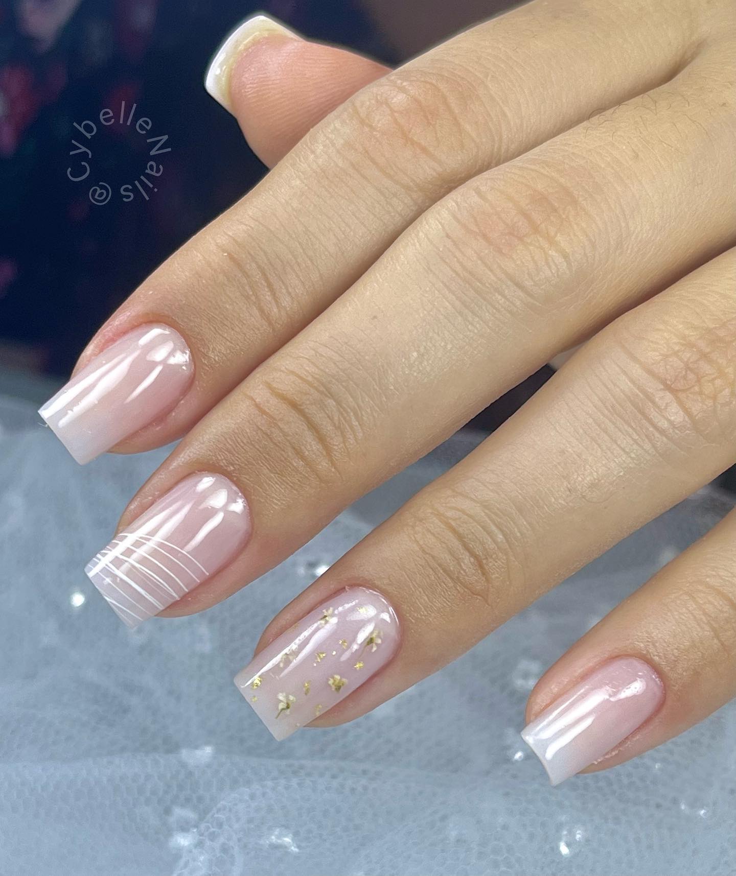 unhas delicadas com brilho sutil