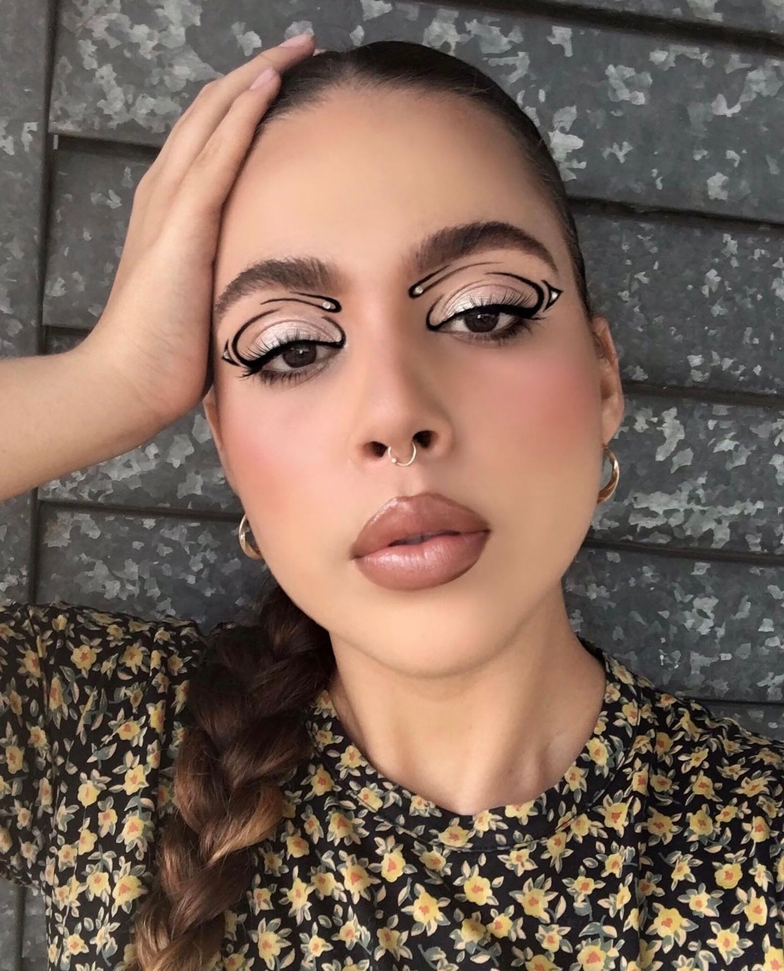 Maquiagem Artística: Explorando Formas no Delineado