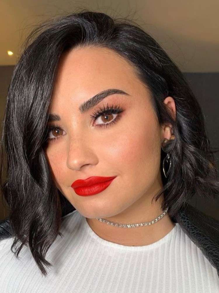 Demi Lovato cabelo curto e identidade