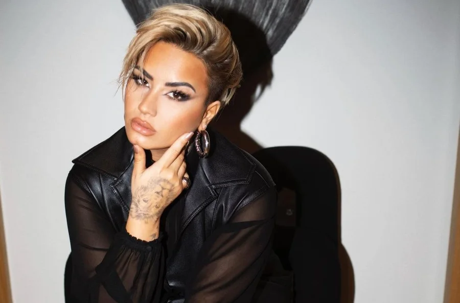 Demi Lovato raspou o cabelo