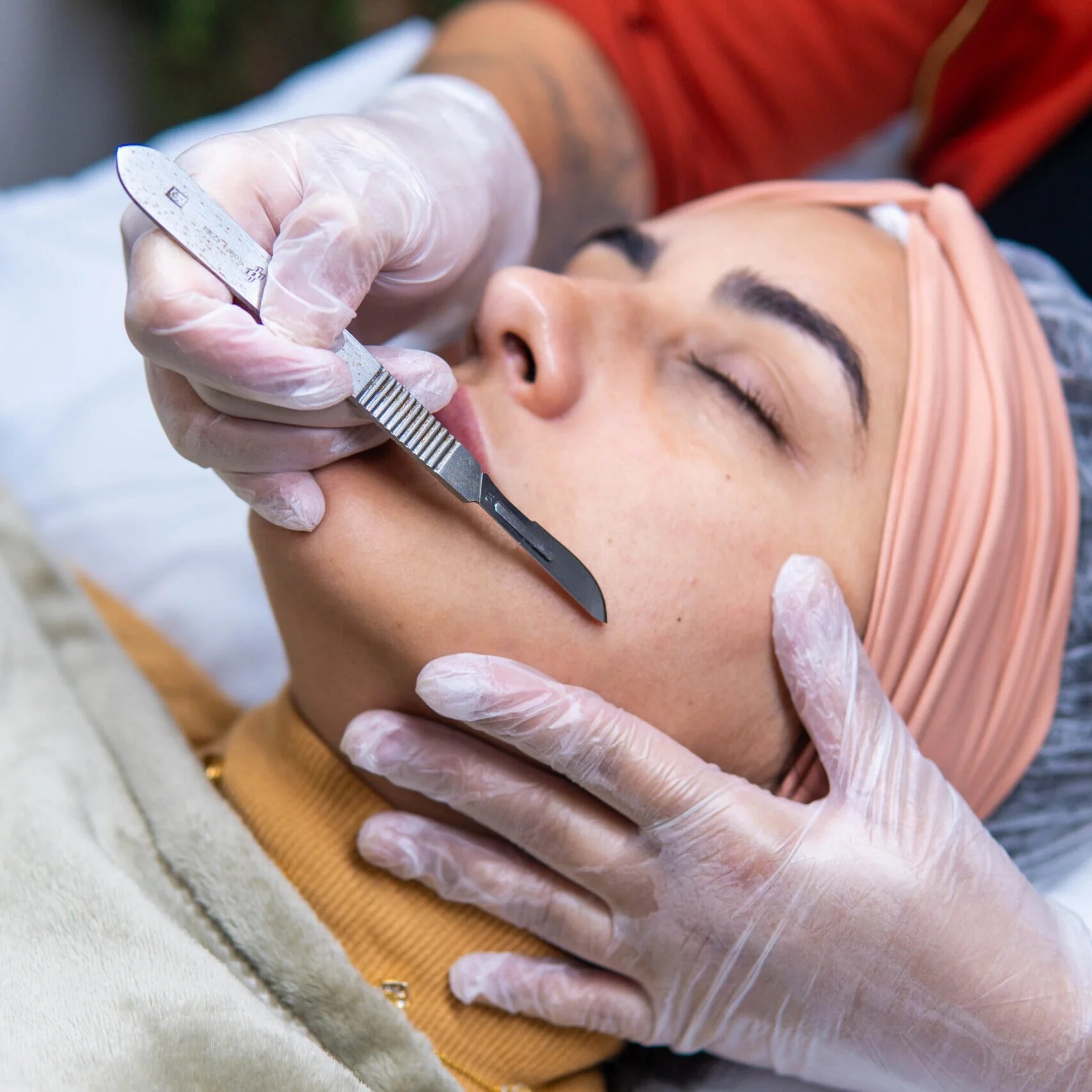 Dermaplaning e Maquiagem: Como a Técnica Transforma seu Acabamento
