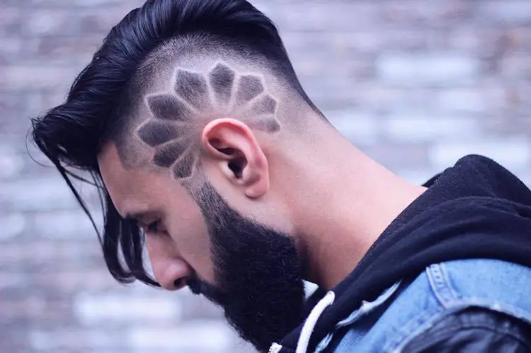 Inspiração de Hair Tattoo: 20 Ideias de Desenhos Geométricos, Raio e Realistas