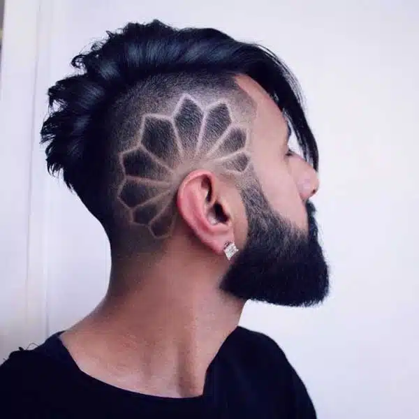 Inspiração de Hair Tattoo: 20 Ideias de Desenhos Geométricos, Raio e Realistas
