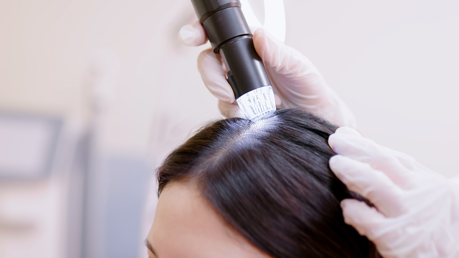 5 ideias de títulos:
1. Tricodinia: Entenda a Dor no Couro Cabeludo e a Queda de Cabelo
2. Causas Comuns de Dor no Couro Cabeludo: De Caspa a Alopecia
3. O Que Fazer Para Aliviar a Dor e a Sensibilidade no Couro Cabeludo?
4. Quando Procurar um Dermatologista para Dor no Couro Cabeludo?
5. Foliculite e Outras Infecções: Como Afetam Seu Couro Cabeludo?