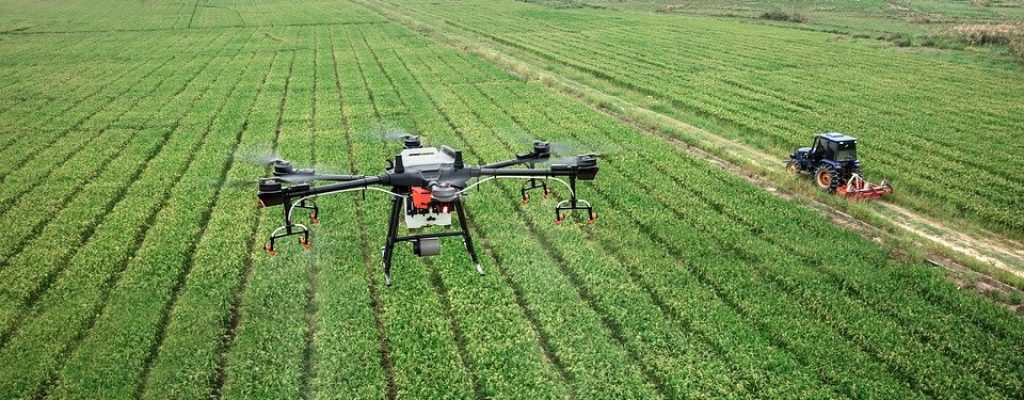 Comparativo: Drones agrícolas vs. pulverizadores tradicionais