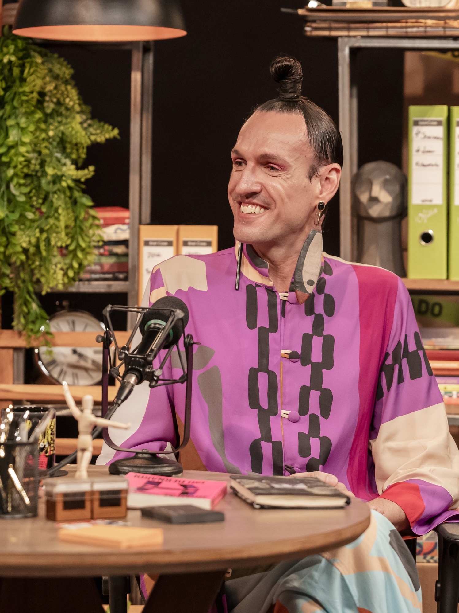 Dudu Bertholini e o Movimento Camp: Entenda a Estética Maximalista