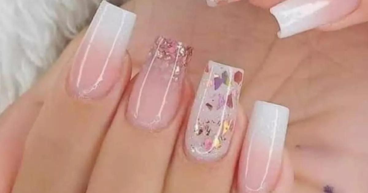 unhas encapsuladas com glitter