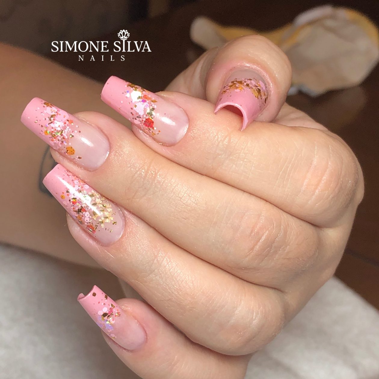 unhas encapsuladas com flores