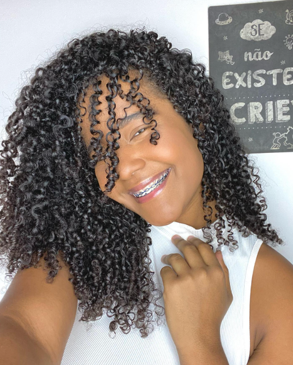 Desvendando o Frizz: O Impacto do Material da Escova no Cabelo Cacheado