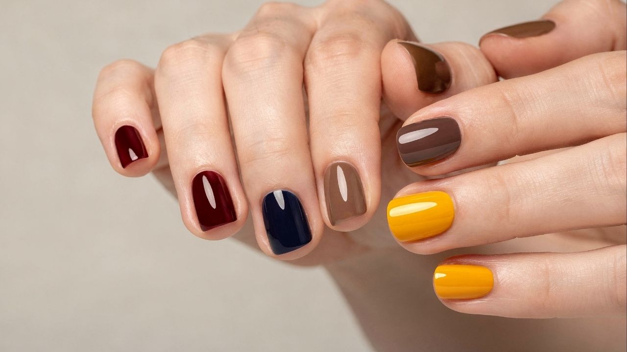 Unhas curtas com esmalte escuro