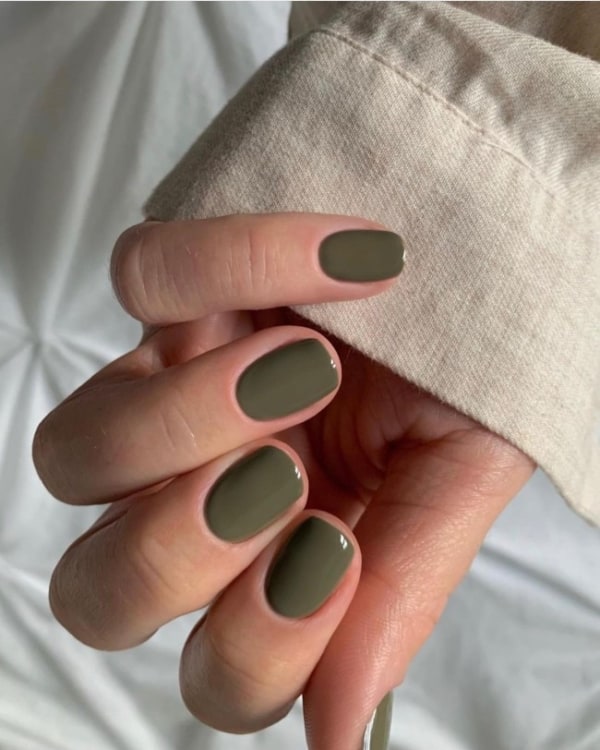 Unhas curtas com esmalte moderno