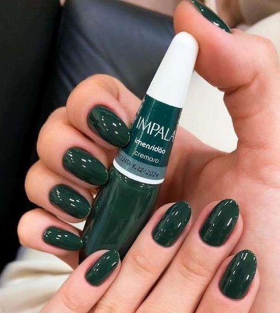 esmalte vermelho escuro inverno