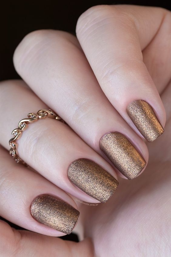 Os 5 tons de esmalte marrom que você precisa conhecer em 2025