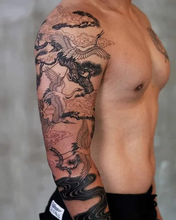 tatuagem masculina no braço fechado