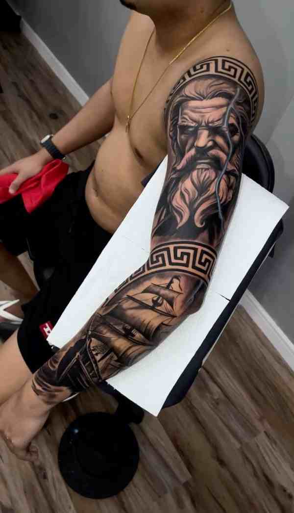 tatuagem masculina no braço fechado