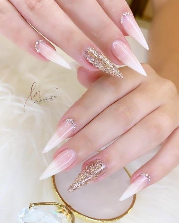 unhas amendoada