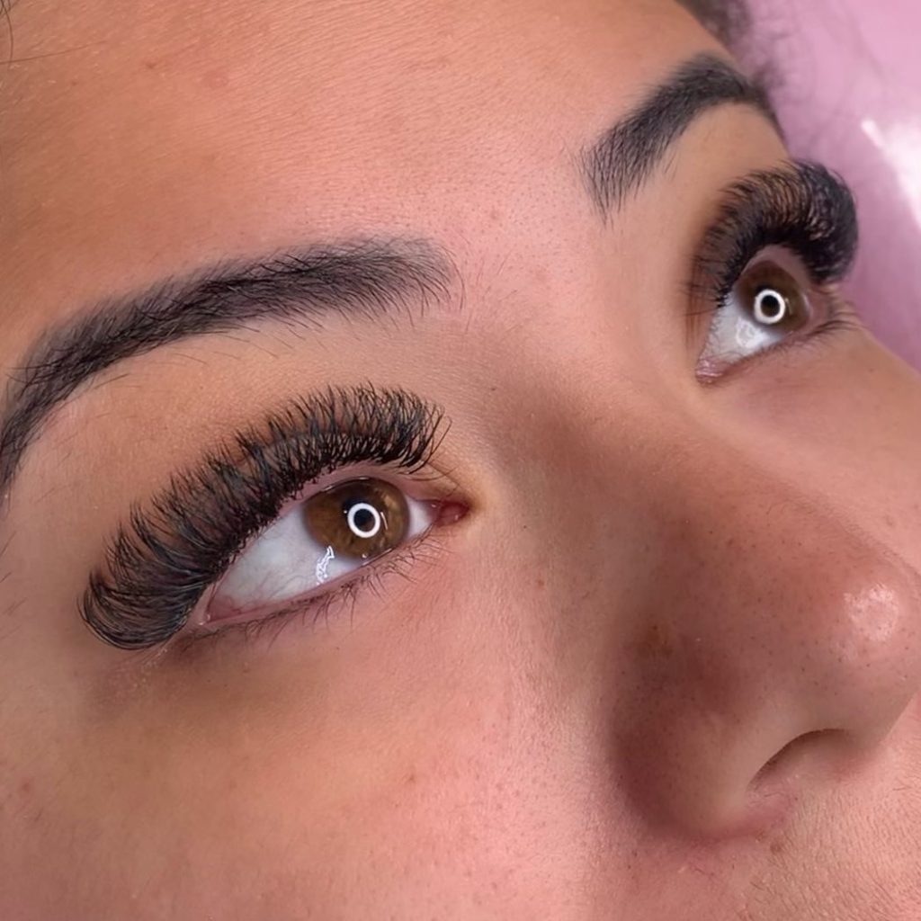 1. Volume Brasileiro vs. Volume Russo: Qual a Melhor Técnica para Você?
2. Guia Completo: Como Cuidar das Suas Extensões de Cílios Volume Brasileiro
3. Os Benefícios Surpreendentes da Extensão de Cílios Volume Brasileiro
4. Volume Brasileiro: O Procedimento Detalhado e o Que Esperar
5. Mitos e Verdades sobre a Extensão de Cílios Volume Brasileiro