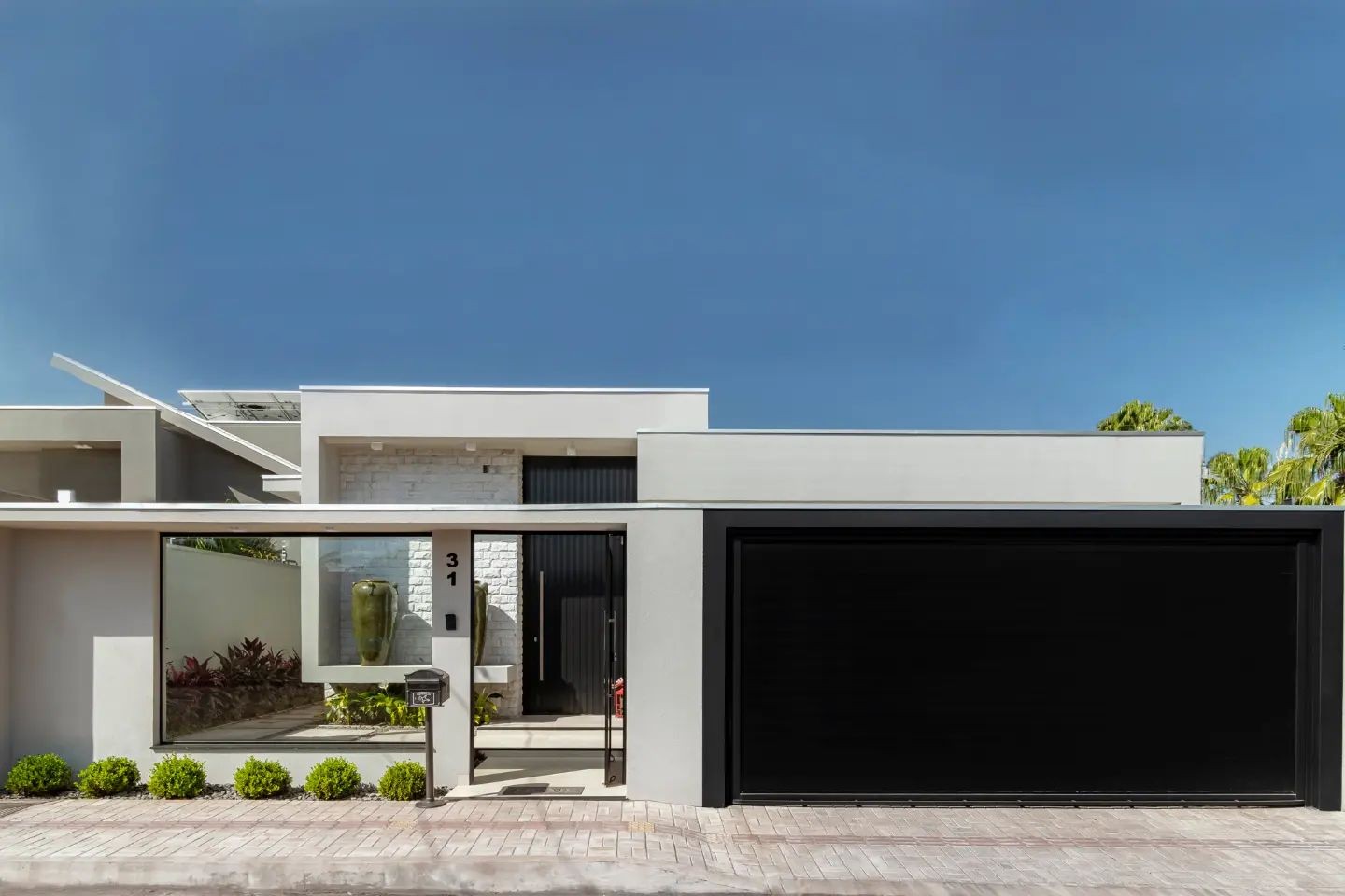 fachada de casa com muro alto