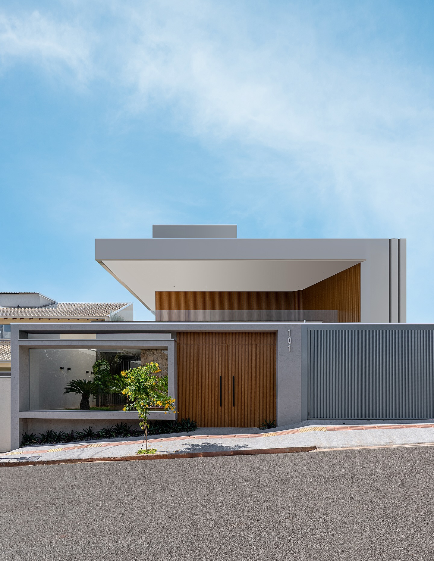 fachada de muro com portão