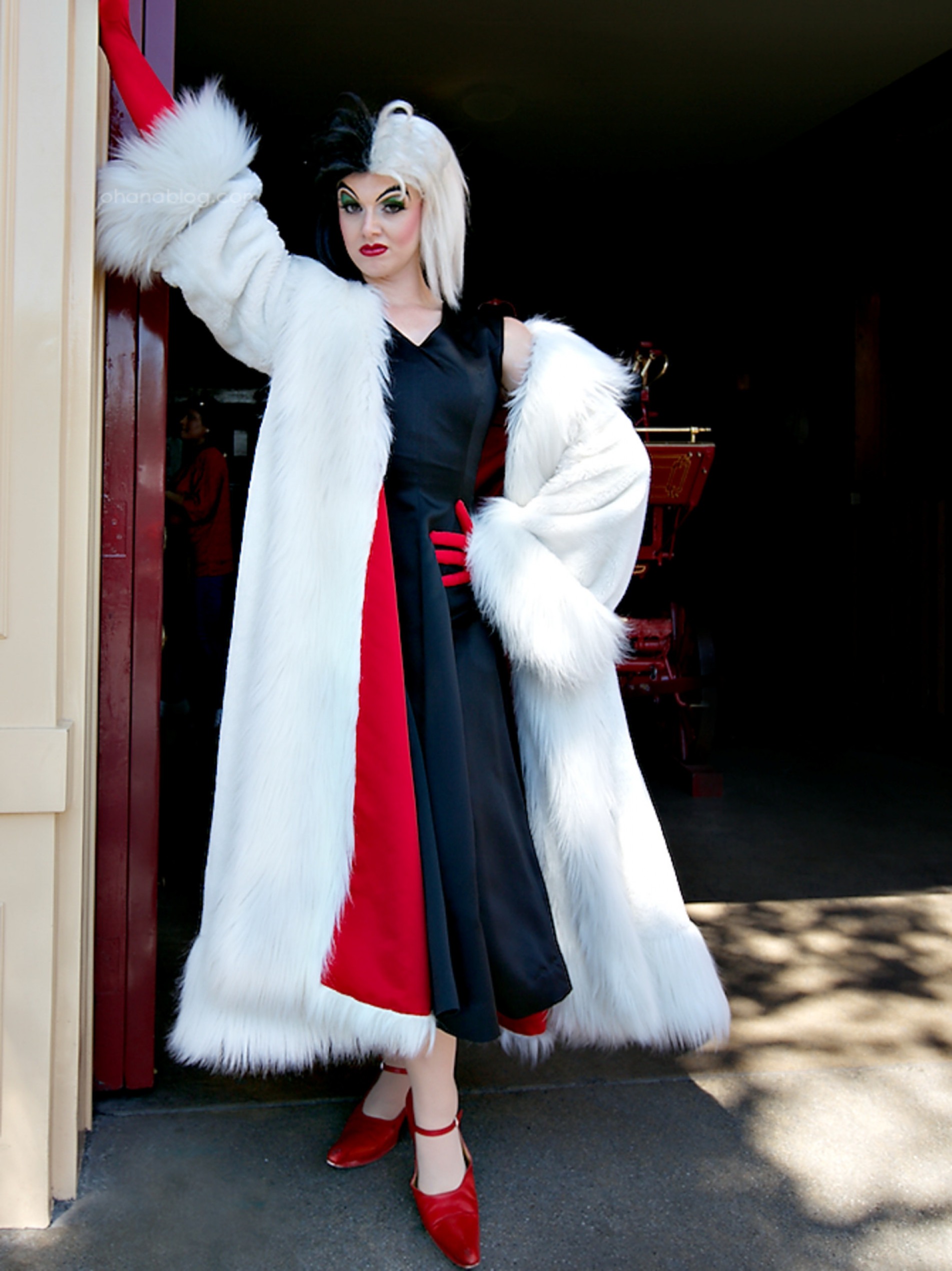 fantasia de halloween feminina: luxo vs. DIY