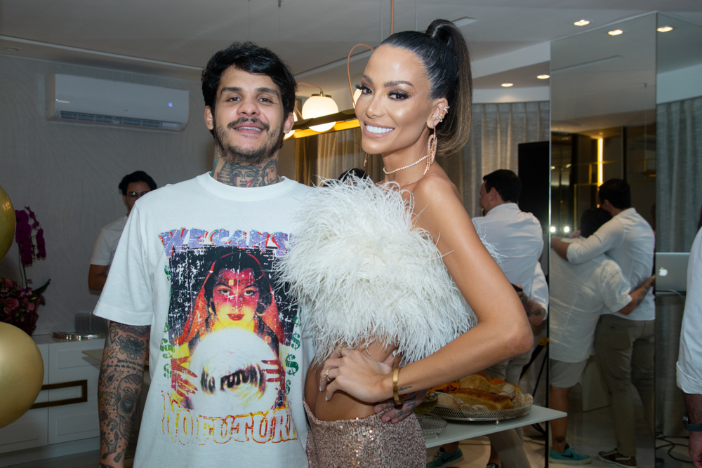 1. A Jornada de Fê Sena: Da Compulsão Alimentar à Nova Estética
2. Fê Sena: O Que Dizem os Especialistas Sobre Sua Mudança Corporal?
3. Além da Magreza: A Carreira de Mentoria de Fê Sena
4. Fê Sena e a Discussão Sobre Padrões de Beleza na Internet
5. Neymar e Fê Sena: Relembrando o Antigo Affair e a Vida Atual da Influenciadora