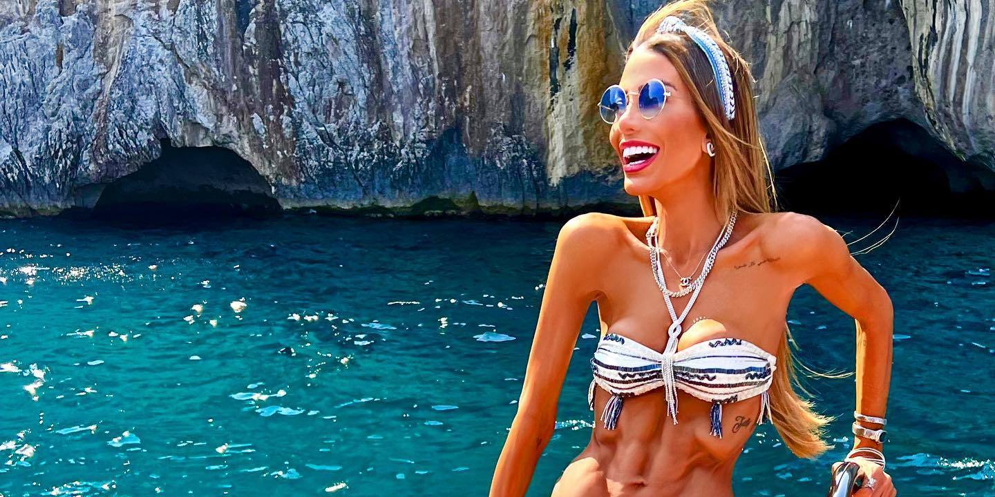 1. A Jornada de Fê Sena: Da Compulsão Alimentar à Nova Estética
2. Fê Sena: O Que Dizem os Especialistas Sobre Sua Mudança Corporal?
3. Além da Magreza: A Carreira de Mentoria de Fê Sena
4. Fê Sena e a Discussão Sobre Padrões de Beleza na Internet
5. Neymar e Fê Sena: Relembrando o Antigo Affair e a Vida Atual da Influenciadora