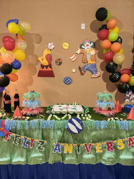 decoração festa anos 90 com glitter