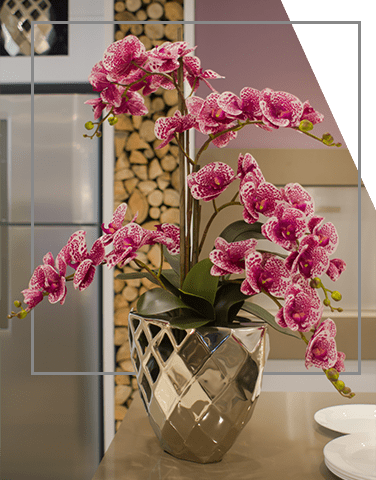 decoração com flores e folhagens