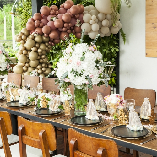 decoração com flores e folhagens