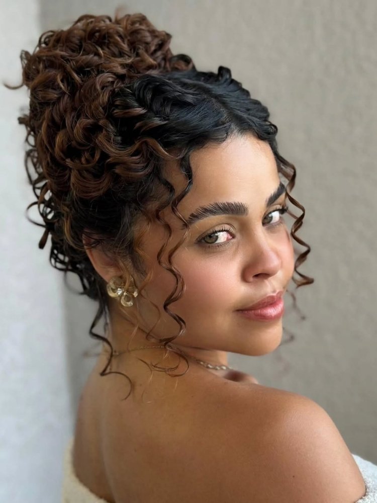 penteados cabelo cacheado para casamento