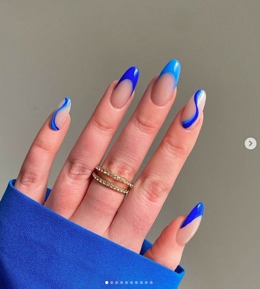 5 ideias de títulos:
1. Unhas Azuis: As Tendências Mais Quentes para 2026
2. Do Pastel ao Marinho: Descubra Seu Tom de Unha Azul Perfeito
3. Nail Art Azul: Ideias Criativas para Unhas Incríveis
4. Minimalismo nas Unhas: Como Adotar a Tendência Azul
5. Cores que Combinam com Esmalte Azul: Guia Completo