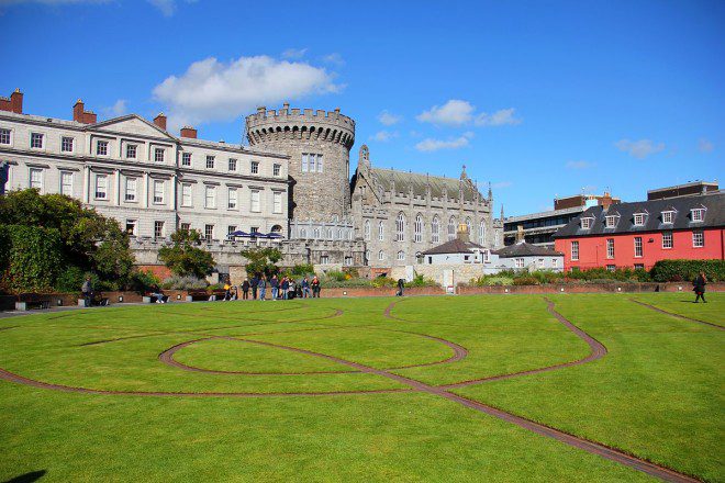 Trinity College Dublin: Capturando a Beleza da Antiga Biblioteca