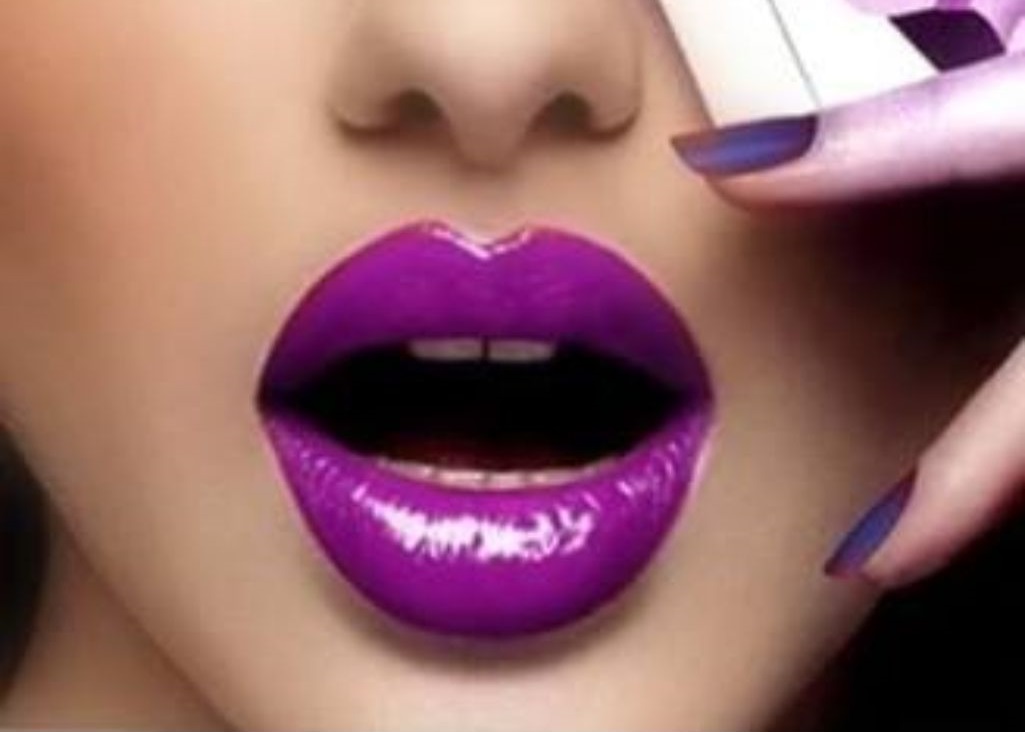 Maquiagem com Batom Roxo: Dicas de Combinação para Olhos e Pele