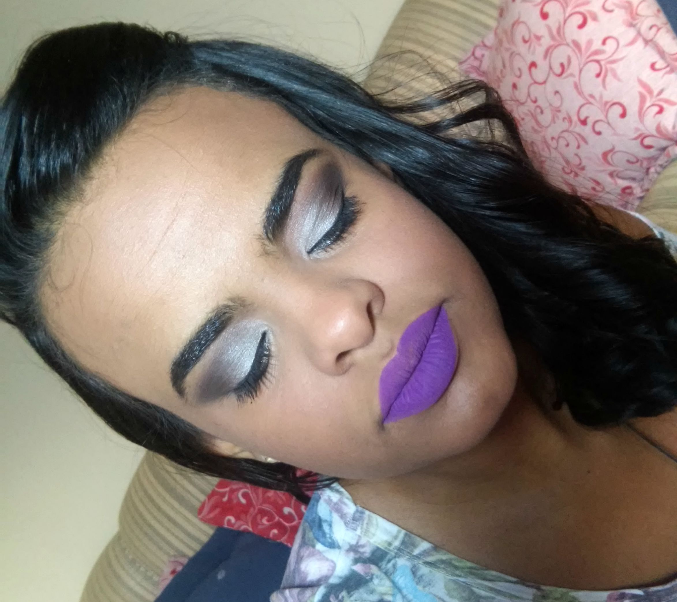 Inspirações de Looks com Batom Roxo para o Dia a Dia e Festas