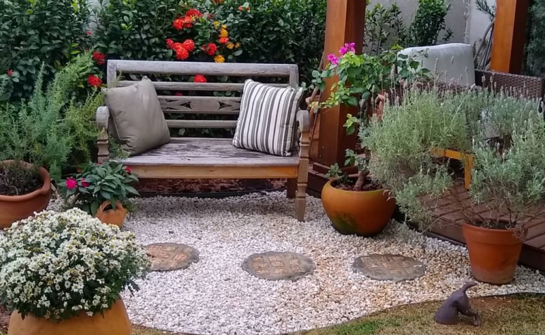 5 ideias de títulos:
1. Guia Completo: Como Criar um Jardim Florido dos Sonhos
2. Tendências de Paisagismo 2025: Jardins Sustentáveis e de Baixa Manutenção
3. As Melhores Plantas para um Jardim Florido o Ano Todo
4. Transforme Seu Espaço: Ideias de Jardins Pequenos e Charmosos
5. Estilos de Jardim: Do Inglês ao Tropical