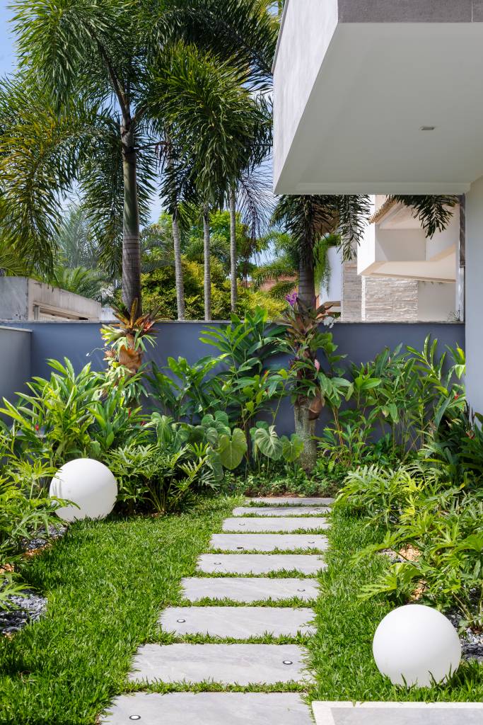 5 ideias de títulos:
1. Guia Completo: Como Criar um Jardim Florido dos Sonhos
2. Tendências de Paisagismo 2025: Jardins Sustentáveis e de Baixa Manutenção
3. As Melhores Plantas para um Jardim Florido o Ano Todo
4. Transforme Seu Espaço: Ideias de Jardins Pequenos e Charmosos
5. Estilos de Jardim: Do Inglês ao Tropical