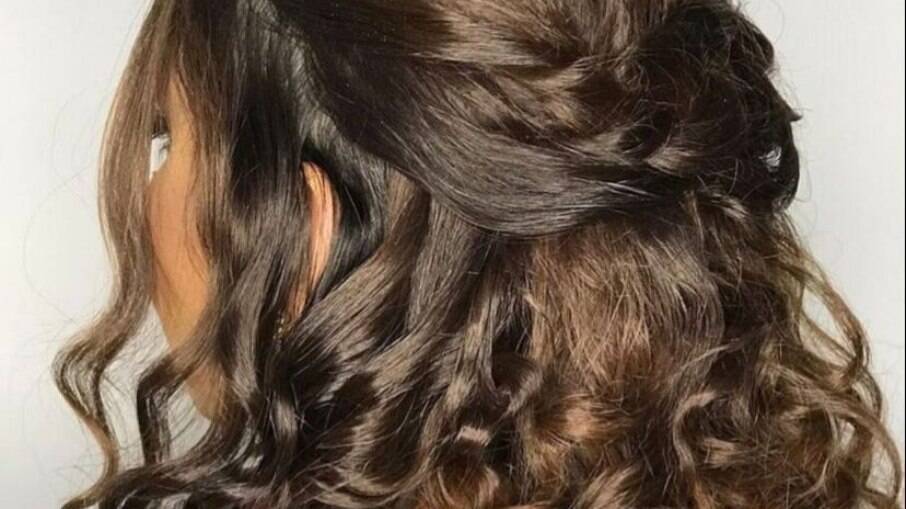 5 Penteados Rápidos para Salvar seu Dia
Como Escolher o Penteado Perfeito para Casamentos
Penteados Incríveis para Cabelos Cacheados e Crespos
Tendências de Penteados para Festas: Brilhe com Estilo
Guia Completo: Penteados para Cada Tipo de Cabelo