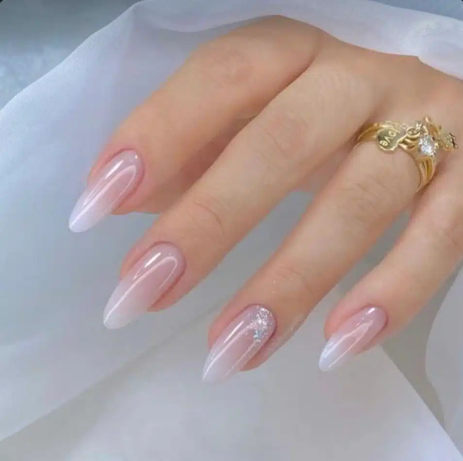 unha em gel redonda com francesinha