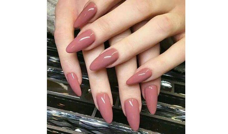 unhas amendoadas delicadas