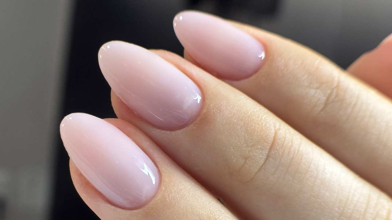 unhas amendoadas delicadas