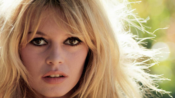 Franja Bardot em Cabelos Cacheados: Dicas e Inspirações