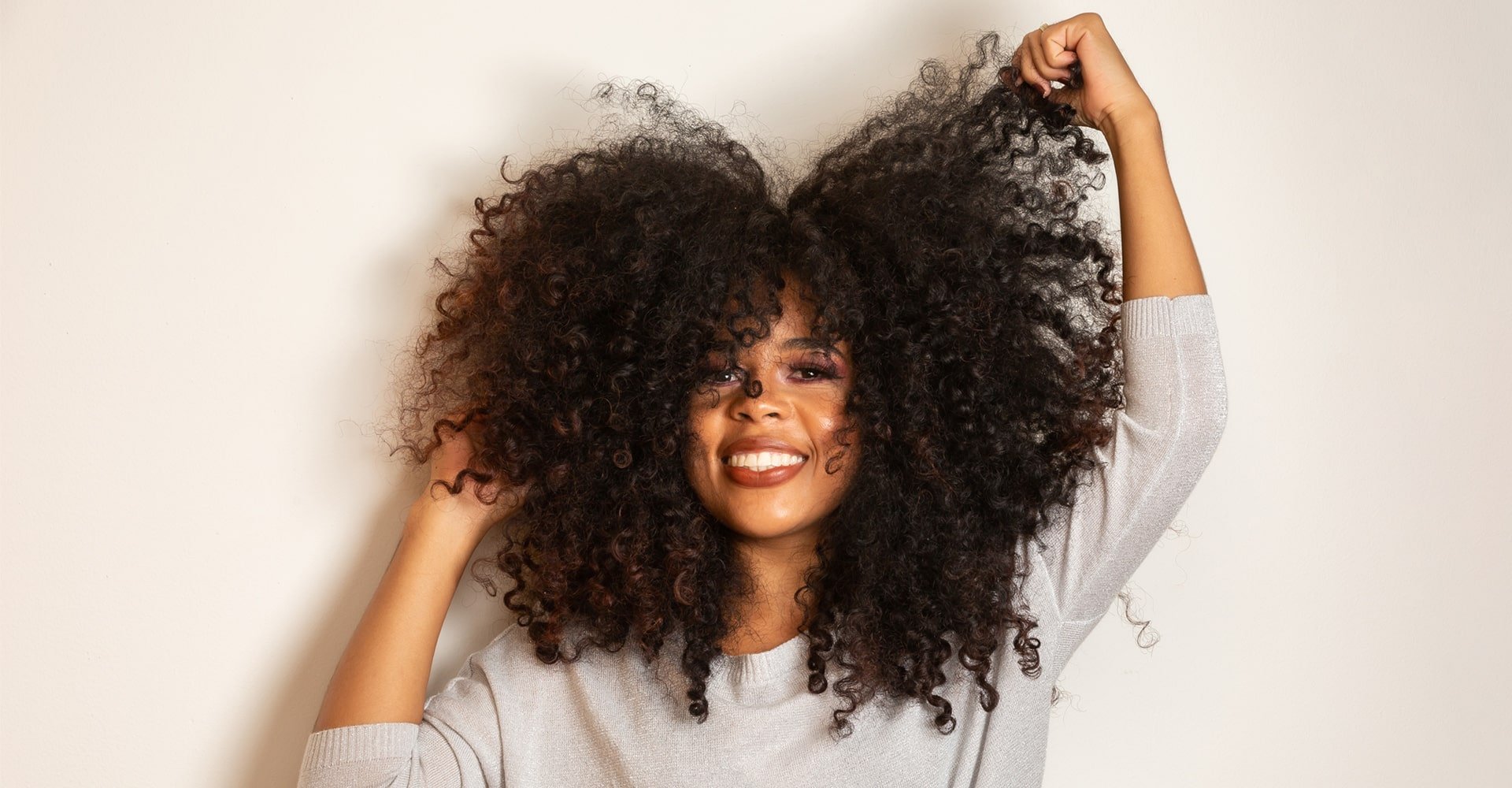 erros comuns ao cortar franja cacheada em casa