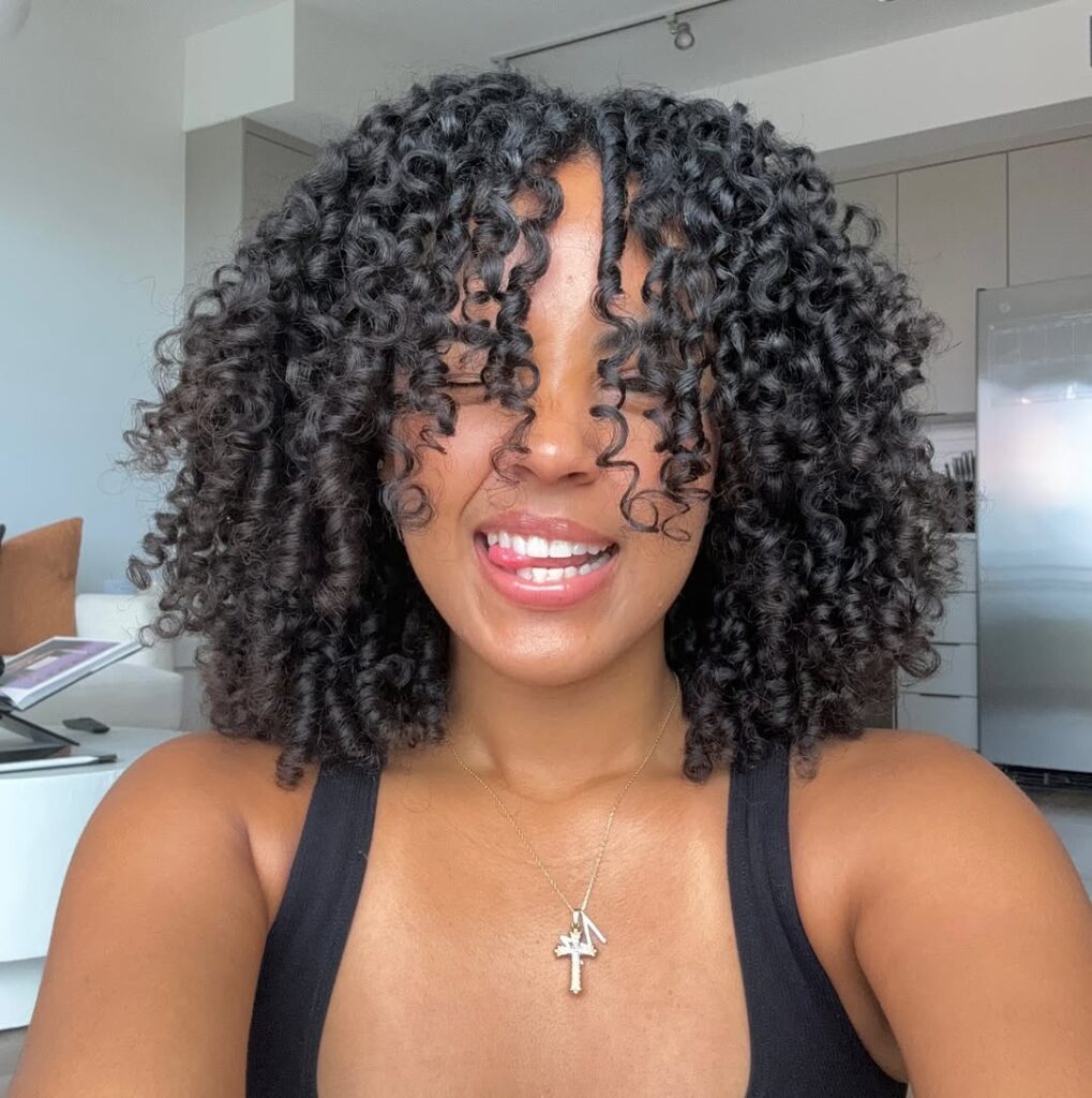 franja desfiada vs franja cortininha para cabelo cacheado