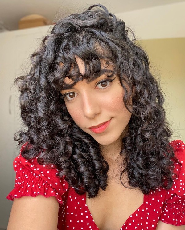 erros comuns ao cortar franja cacheada em casa