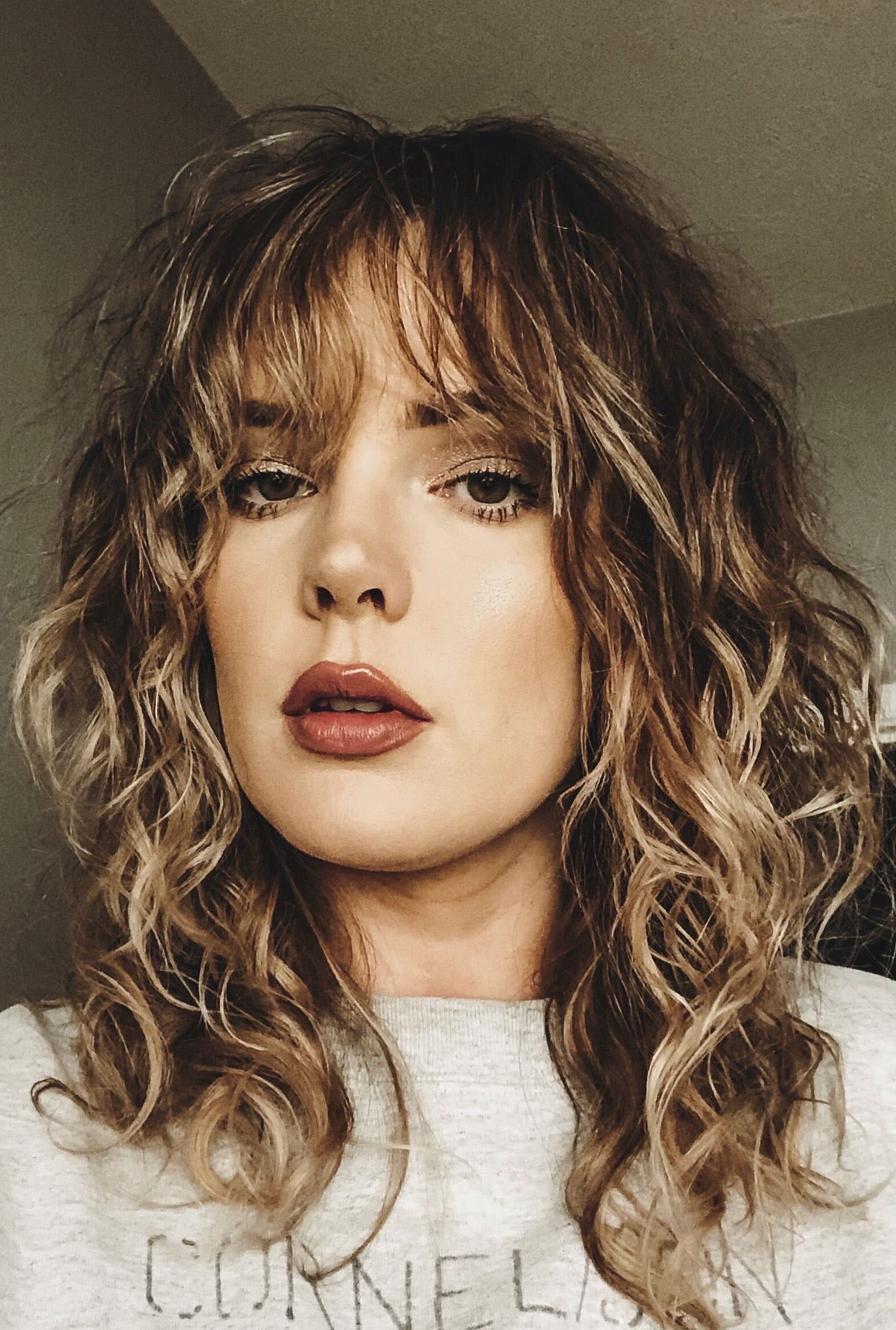 como manter a franja cacheada definida o dia todo